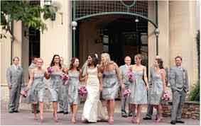 Photo des demoiselles d'honneur avec la mariée, robe argentee, bouquet de fleurs rose pastel